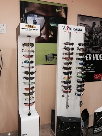 Stand con gafas deportivas