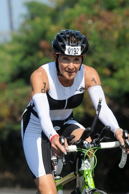 Una mujer de 71 años gana el Campeonato del Mundo de Ironman ,assets.matchbin.com_sites_351_assets_D06L_bike