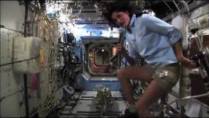 Un astronaute effectue le premier triathlon dans l'espace