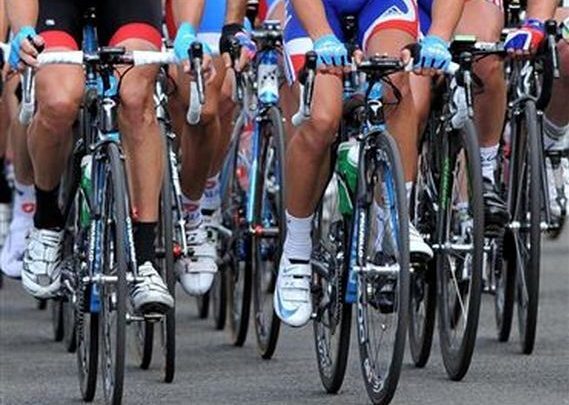 Radfahrer können in Gruppen und parallel zirkulieren