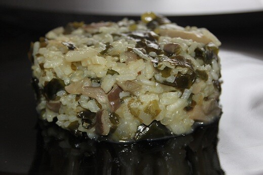 Rice with seaweed and mushrooms