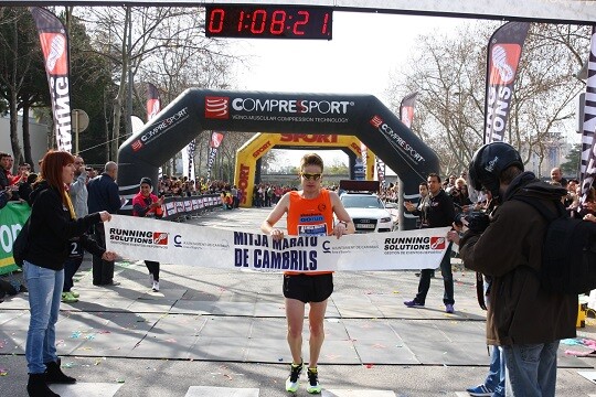 Albert Moreno, Duathlon-Juniorenweltmeister, siegt beim Cambrils-Halbmarathon