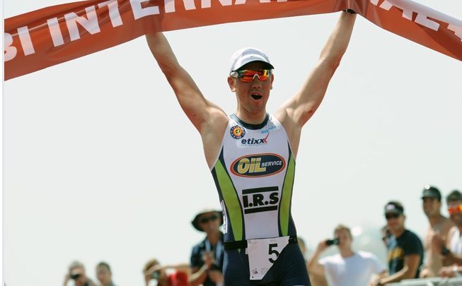 Frederik Van Lierde se impone a Eneko Llanos en el Triatlón de Abu Dhabi