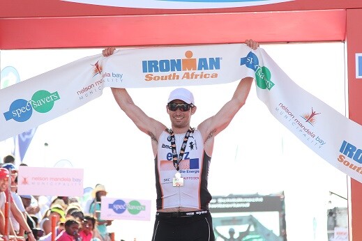 O suíço Ronnie Schildknecht e a americana Jessie Donavan vencem o Ironman sul-africano