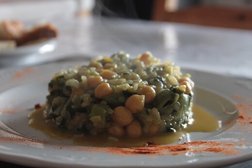 Pois chiches avec du riz et des légumes