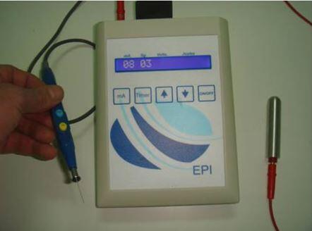 Fotografia di un dispositivo per l'applicazione dell'elettrolisi intratissutale percutanea (EPI)