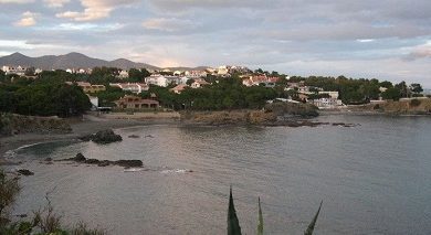 Traverser la baignade au coucher du soleil