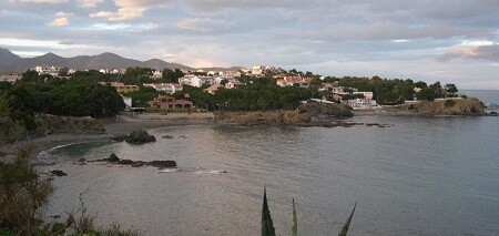 Traverser la baignade au coucher du soleil