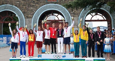 Silber im Triathlon durch gemischte Staffeln bei den Olympischen Spielen. der Jugend von Nanjing