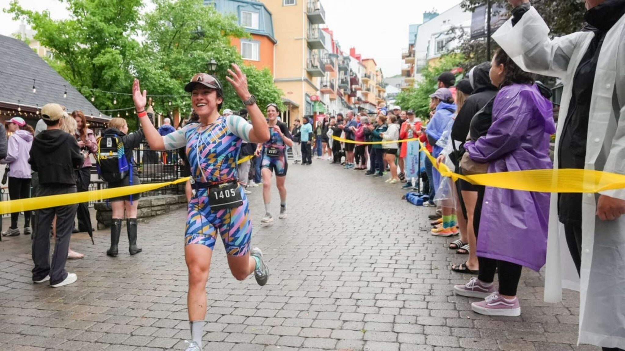 Triatleta en la carrera a pie de un triatlón 70.3 o media distancia