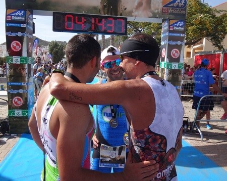 Un gesto en el Triatlón Cabo de Gata