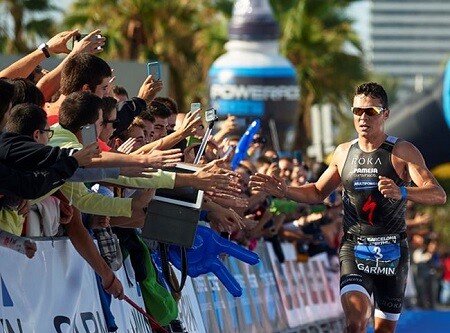 Javier Gómez Noya vence el Garmin Barcelona triathlon