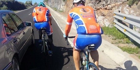 Sorpasso spericolato di un ciclista