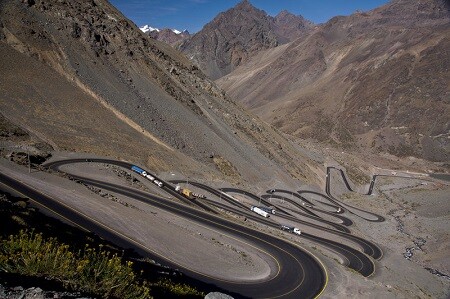 Los Caracoles é uma estrada perigosa para os ciclistas devido ao grande número de caminhões e ônibus que a cruzam.