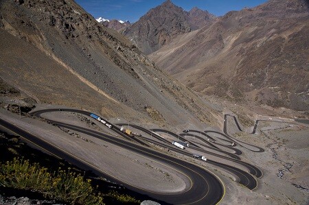 Los Caracoles è una strada pericolosa per i ciclisti a causa del gran numero di camion e autobus che la percorrono.