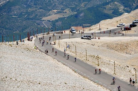 Cyclistes sur le Mont Ventoux.