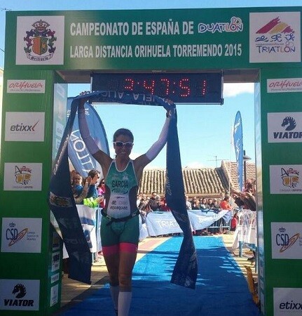 Margarita Vic na linha de chegada do Campeonato Espanhol de LD Duatlon