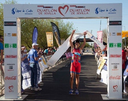 Emilio Martin ganando el Duatlón de Sevilla