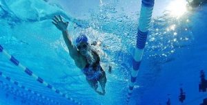 Un nuotatore in piscina