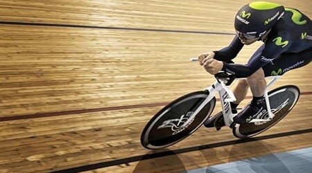 Alex Dowsett breaks the hour record