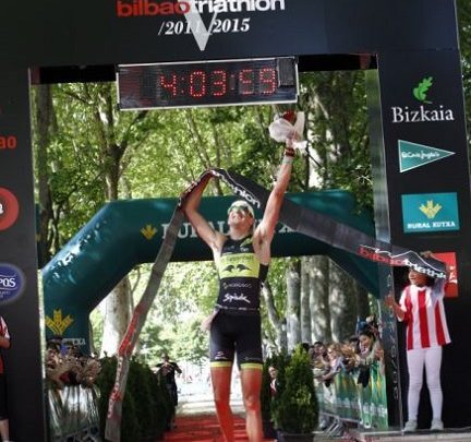 Gustavo Rodríguez winning the Bilbao Triathlon