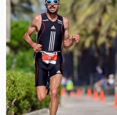 Chema Martinez correndo em um triatlo