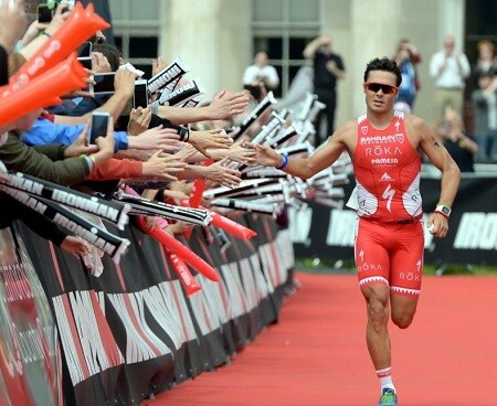 Javier Gómez Noya remportant le Ironman 70.3 de Straffordshire