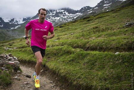 Pete Jacobs courant sur le Mont Blanc