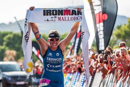 Daniela Saemmler ganando el Ironman de Mallorca