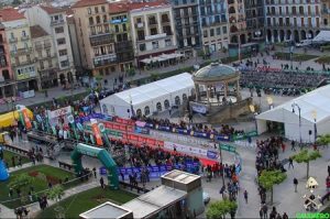 Finishing-Bereich des Half Triathlon Pamplona