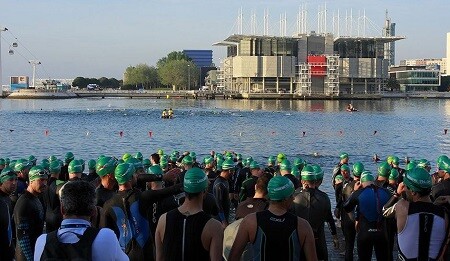 Ausgang des Lissabon Triathlon Schwimmens