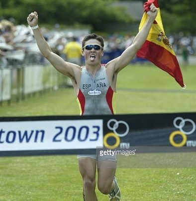 Javier Gómez Noya ganando el mundial sub23