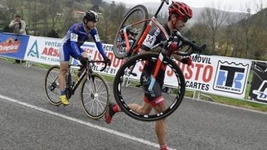 Momento de deportividad en el ciclismo