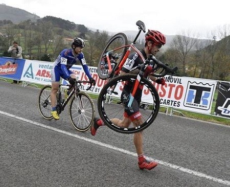 Momento de deportividad en el ciclismo