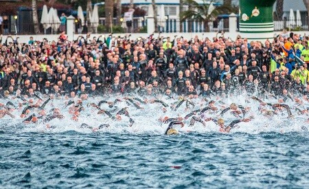Schwimmender Start des Ironman Lanzarote