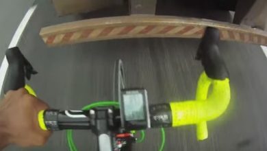 2 ciclistas detrás de un camión a 124 km/hora