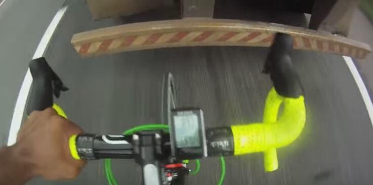 Cyclistes 2 derrière un camion à 124 km / heure