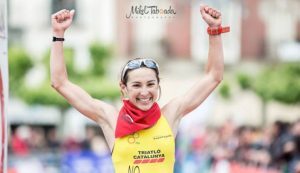 Anna Noguera ganando el Half Triathlon Pamplona 2015