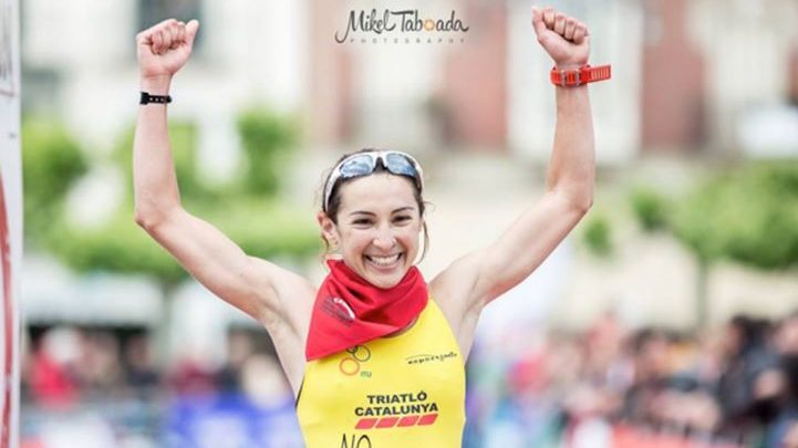 Anna Noguera ganando el Half Triathlon Pamplona 2015