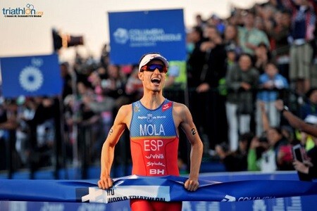 Mario Mola conquistando a vitória na Grande Final de Chicago