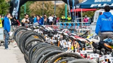 Zona de transicion con oficiales de triatlón