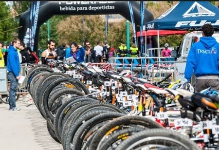 Zona de transição com oficiais de triatlo