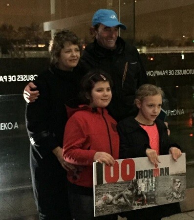 Ricardo Abad después de acabar su iroman número 100 en un año