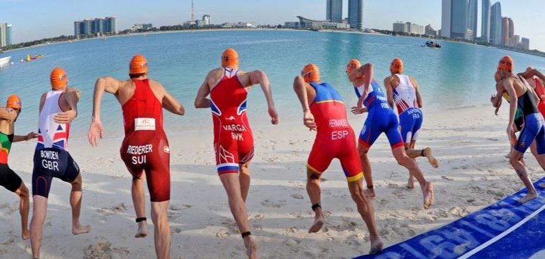 Salida de la prueba de Abu Shabi en las Series Mundiales de triatlón