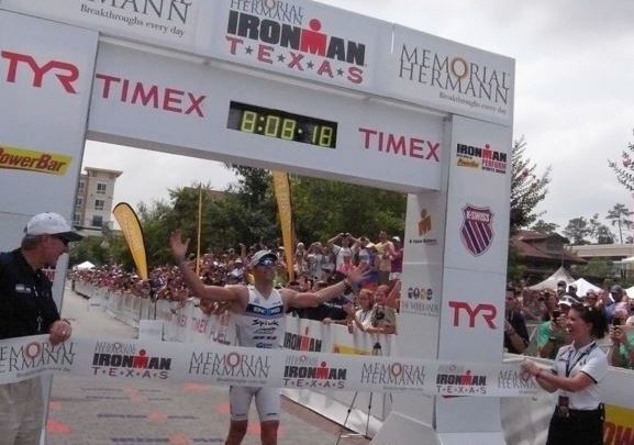 Eneko LLanos ganando el Ironman Texas