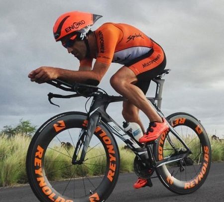 Eneko Llanos compitiendo en Kona