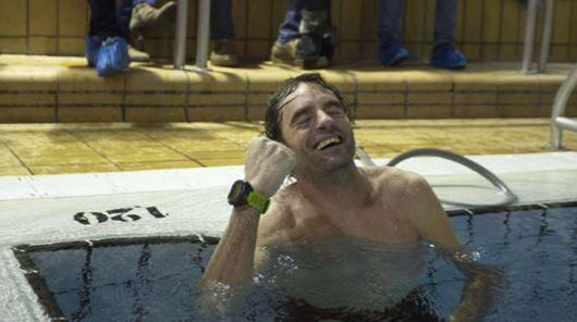 Ricardo Abad completa una maratón en una piscina de 25 metros