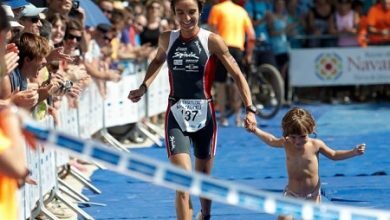 Ana Casares entering her goal with her son