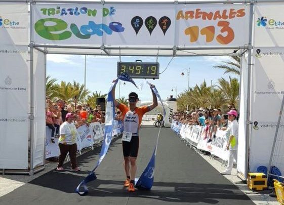 Eneko Llanos vence o Triatlo Elche Arenales