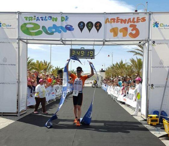 Eneko Llanos gana el Triatlón de Elche Arenales